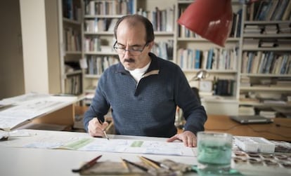 Torres, el pasado lunes en pleno trabajo en su casa-estudio de Barcelona.