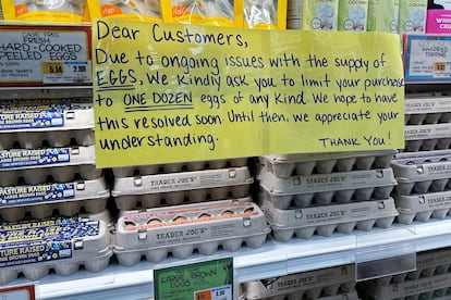 Een bord bij een supermarkt in Merrick, New York, vraagt ​​klanten om niet meer dan een dozijn eieren te kopen.