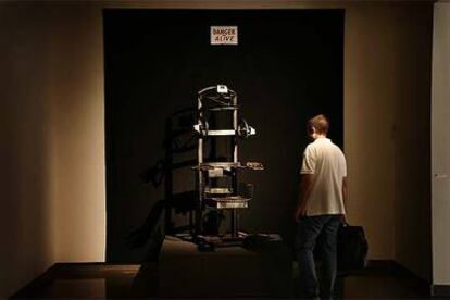 La silla eléctrica que Andy Warhol tenía en su estudio y que ahora se exhibe en Valencia.