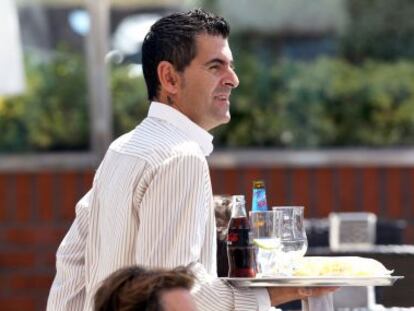 A waiter working in Getxo (Bizkaia). The hospitality industry is the sector that pays the lowest wages.