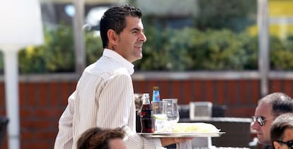 A waiter working in Getxo (Bizkaia). The hospitality industry is the sector that pays the lowest wages.