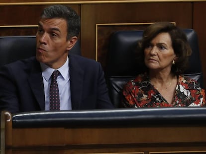 El presidente en funciones, Pedro Sánchez, y la vicepresidenta, Carmen Calvo, durante la sesión de control del pasado 11 de septiembre.