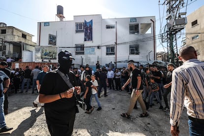 Un hombre armado durante el funeral en Yenín, Cisjordania.