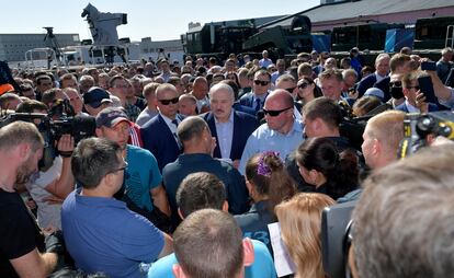 Lukashenko, escoltado por sus guardaespaldas, habla con empleados en la fábrica de tractores de Minsk, el 17 de agosto.