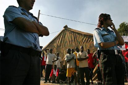 Un grupo de inmigrantes, en el Centro de Estancia Temporal de Inmigrantes de Melilla, que está desbordado.