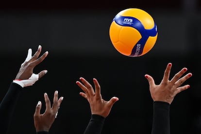 Las manos de las dominicanas Brayelin Martínez (izquierda) y Prisilla Rivera Brens mientras intentan bloquear un tiro en el partido de voleibol femenino de cuartos de final entre Estados Unidos y República Dominicana, durante los Juegos Olímpicos de Tokio 2020.