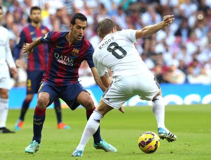 El primer clásico de la temporada, en la jornada 9, se saldó con victoria de los blancos (3-1). El Madrid recortaba tres valiosos puntos de ventaja al eterno rival, que sin embargo mantenía el liderato. En la imagen, Kroos regatea ante Busquets.