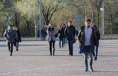 Un grupo de estudiantes en una facultad de la Universidad Complutense de Madrid. 