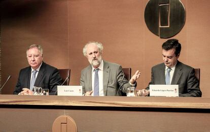 De derecha a izquierda, el presidente ejecutivo de Ifema, Clemente González, el presidente de la junta rectora, Luis Cueto, y el director general de Ifema, Eduardo López-Puertas.