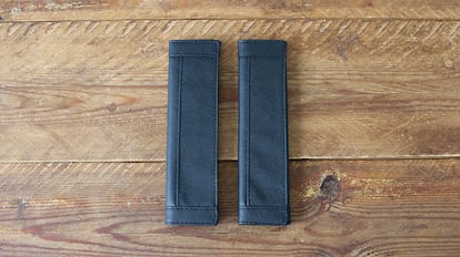 Almohadillas para el cinturón del coche sobre una mesa de madera.