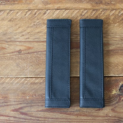 Almohadillas para el cinturón del coche sobre una mesa de madera.