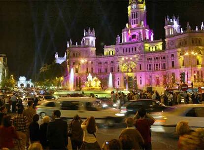 El Palacio de Comunicaciones de Madrid fue el centro del espectáculo de luz, imágenes proyectadas y efectos pirotécnicos organizado por el Ayuntamiento de la capital para felicitar la Navidad a todos los madrileños. Al fondo, la Puerta de Alcalá.