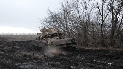 Soldados ucranios de la 47ª Brigada Mecanizada conducen un vehículo de combate de infantería M2 Bradley en dirección a Avdiivka,  el 23 de febrero en el Óblast de Donetsk, Ucrania.