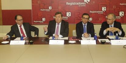 De izquierda a derecha, Manuel Ballesteros, registrador mercantil central; Gonzalo Aguilera, decano-presidente del Colegio de Registradores; Javier G&oacute;mez G&aacute;lligo, director general de los Registros y del Notariado; y Jos&eacute; Miguel Masa, registrador mercantil central y vocal de la Junta de Gobierno del Colegio de Registradores.