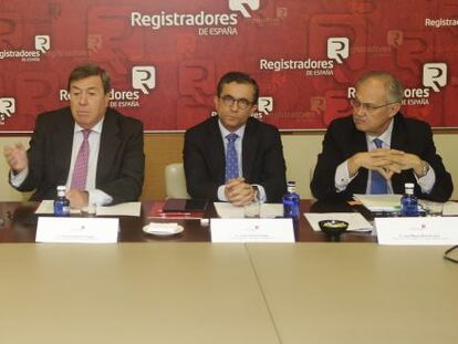 De izquierda a derecha, Manuel Ballesteros, registrador mercantil central; Gonzalo Aguilera, decano-presidente del Colegio de Registradores; Javier G&oacute;mez G&aacute;lligo, director general de los Registros y del Notariado; y Jos&eacute; Miguel Masa, registrador mercantil central y vocal de la Junta de Gobierno del Colegio de Registradores.