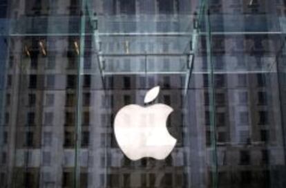Logotipo de Apple en una tienda de la compañía.