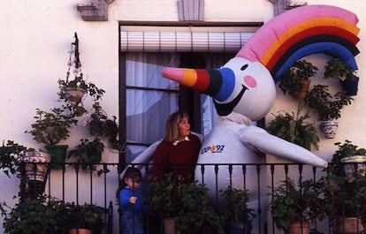 Curro, moscota de la Expo 92, en un balcón de Sevilla en una foto de archivo.