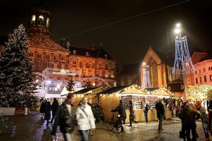 Tambin un mercadillo protagoniza la Navidad en ?msterdam. Est instalado ante el Palacio Real, en la plaza Dam. Multitud de ciudadanos y turistas se congregan ante sus puestos para hacer las tradicionales compras.