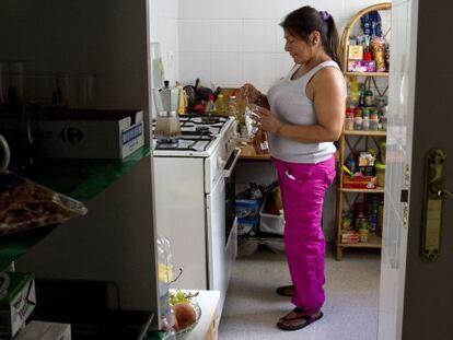 Una mujer boliviana en su casa de C&aacute;diz, en 2013.