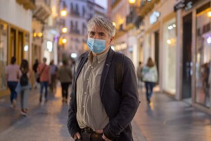 Juan Bonilla, Premio Nacional de Narrativa, este jueves en el centro de Sevilla.
