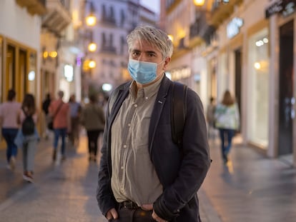 Juan Bonilla, Premio Nacional de Narrativa, este jueves en el centro de Sevilla.