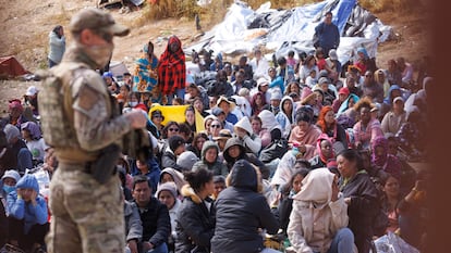 Migrants gather along the U.S. Mexico border near San Diego before the lifting of Tile 42.