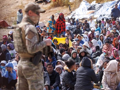 Una multitud de migrantes se agolpa entre las dos vallas de la frontera cerca de San Diego, en California, este jueves.