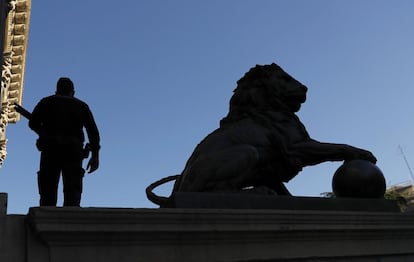 Miles de polic&iacute;as rodean el Congreso de los Diputados.