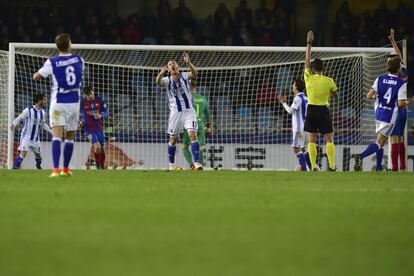 David Zuturuza (centro) de la Real Sociedad se lamenta después de perder la oportunidad de gol.