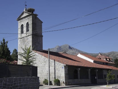 Iglesia de Becerril de la Sierra, con las montañas al fondo.