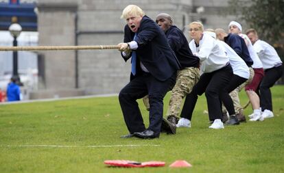 Boris Johnson participa em 2015, como prefeito de Londres, do Remembrance Day (dia da lembrança), que homenageia soldados mortos na Primeira Guerra Mundial. O dinheiro arrecadado nessas celebrações é destinado às Forças Armadas.
