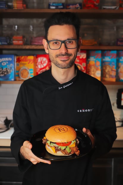 El cocinero Ion Gutiérrez con una de las hamburguesas del Señorito.