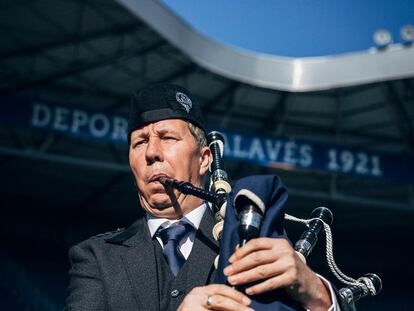 El escocés John Stewart es el  responsable del terreno de juego del Deportivo Alavés y además toca la gaita.