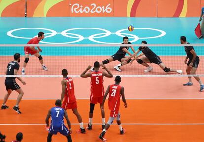 El equipo olímpico de voleibol de Irán (arriba) en acción ante el equipo de Cuba (abajo).