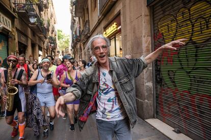 Enric Casasses és només poeta, de la tradició que Roig vol continuar.