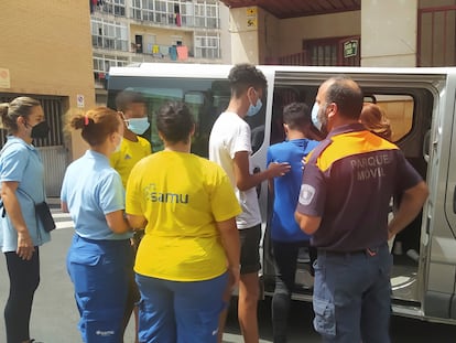 Trabajadores ayudan a tres menores marroquíes a las puertas del juzgado en agosto de 2021 en Ceuta.