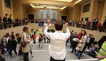 Músicos interpretan el 'Himno de la alegría' en la Estación Central de Bruselas en señal de protesta por el fin de la orquesta.