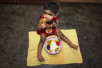 "No encontramos ninguna dificultad cuando hay dinero. Pero en este momento, mi esposo no tiene trabajo, por lo que estamos luchando por conseguir todos los alimentos nutritivos para nuestra hija". Así lo explica la madre de Samira, de 23 meses, que come de un plato en su casa, en el área residencial de Rupnagar de Dacca, capital de Bangladés.