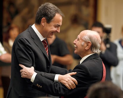 El actor Manuel Alexandre saluda al presidente del Gobierno, José Luis Rodríguez Zapatero, tras recibir en el Palacio de la Moncloa la Gran Cruz de la Orden Civil de Alfonso X el Sabio en marzo de 2009.