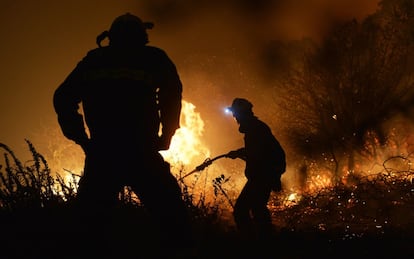 Bomberos intentando sofocar un fuego en Berango, cerca de Bilbao (Vizcaya).