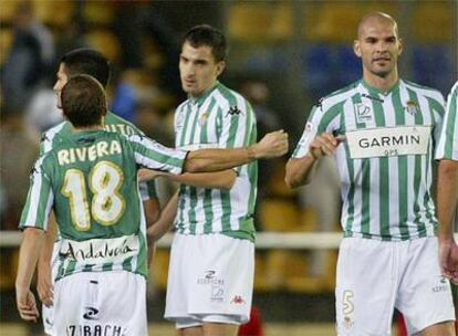 Los jugadores béticos celebran el tanto de Capi