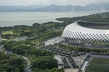 Camiones y vehículos blindados se estacionan fuera del estadio de la Bahía de Shenzhen. El asesor de seguridad nacional de la Casa Blanca, John Bolton, pidió por su lado a China no generar una "nueva" Tiananmen, en alusión a la sangrienta represión de manifestantes en esa plaza de Pekín hace 30 años.