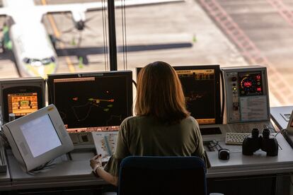 Una controladora de Enaire en la torre del aeropuerto de Tenerife Norte.