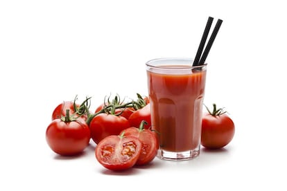 <p>El típico <em>Bloody Mary</em> (cóctel de vodka y zumo de tomate) del día siguiente tiene fundamento… si le quitamos el alcohol. El jugo del fruto (rico en azúcares simples) combate la hipoglucemia (bajada de azúcar) que conlleva la resaca, contribuye a hidratarnos y contiene licopeno, un componente con múltiples beneficios, entre ellos el antiinflamatorio. Lo de suprimir el vodka tiene sentido. "No podemos combatir un problema de residuos en el organismo generando más residuos", zanja Moisés Robledo.</p>