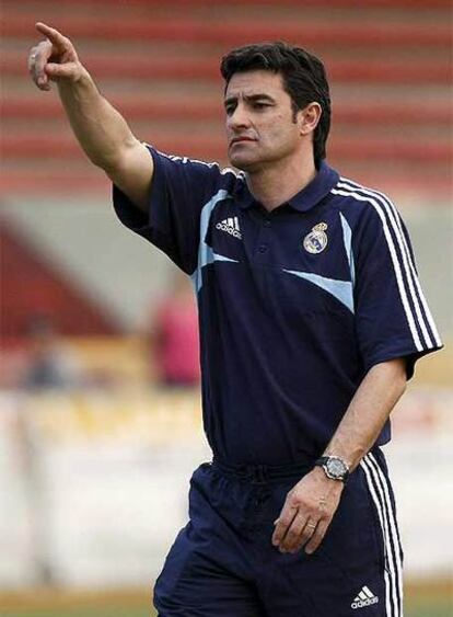 Míchel da órdenes durante un entrenamiento con el Real Madrid Castilla.