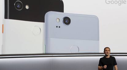 Mario Queiroz, vicepresidente de Gestión de Producto de Google, habla sobre los nuevos Pixel 2 en un evento en San Francisco. 