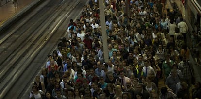 Pasajeros esperando el tren en Atocha en la huelga del pasado martes.