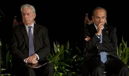 Vargas Llosa y Felipe Calder&oacute;n en el acto del Premio Carlos Fuentes.