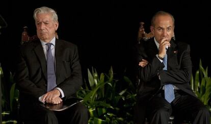 Vargas Llosa y Felipe Calderón en el acto del Premio Carlos Fuentes.