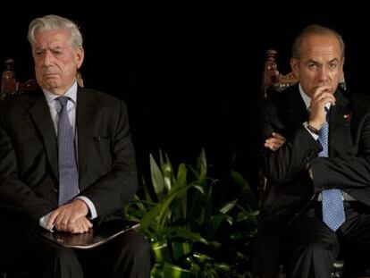 Vargas Llosa y Felipe Calder&oacute;n en el acto del Premio Carlos Fuentes.